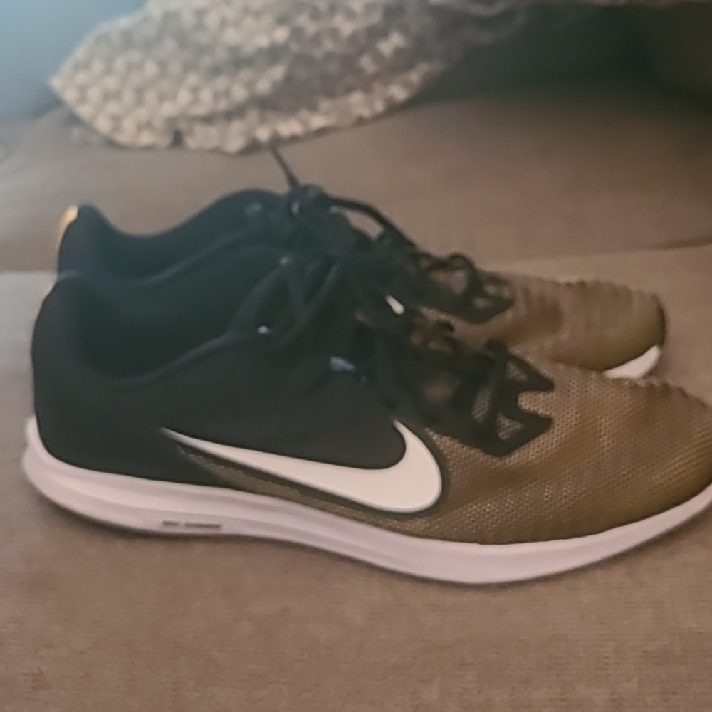 Nike - Picture 2 of 3